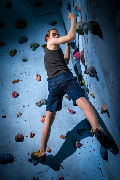 Formation de garçon adolescent sur le mur d'escalade
 - Photo, image