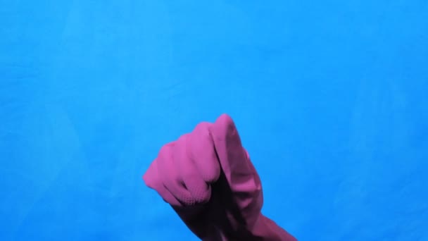 Καθαριστικό χεριών σε μωβ καουτσούκ γάντι μετρώντας από 0 έως 5 σε μπλε φόντο. - Πλάνα, βίντεο