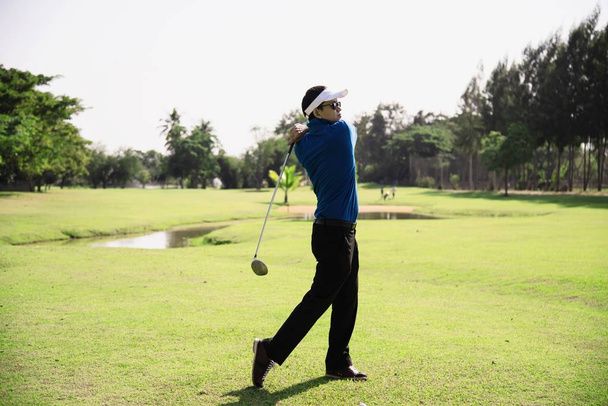 男性は屋外ゴルフスポーツ活動をプレイ - ゴルフスポーツの概念の人々 - 写真・画像
