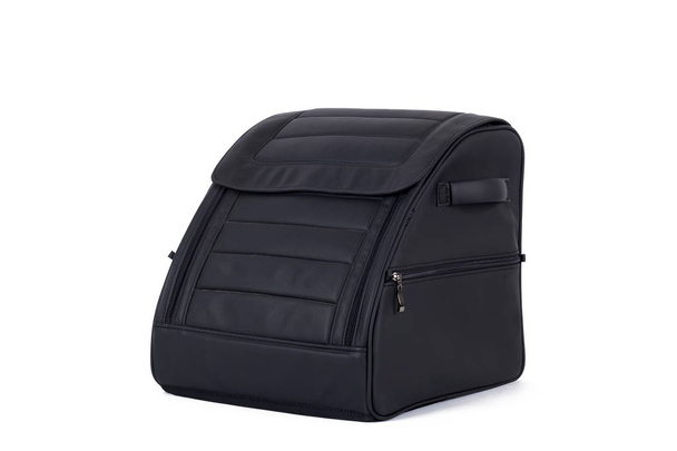  Bolso de cuero negro para guardar cosas y viajar en el maletero de un coche sobre un fondo blanco aislado. Equipaje, maleta hecha a mano
 - Foto, Imagen