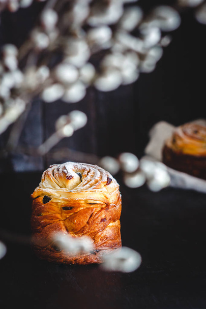 Torta pasquale kranch con zucchero a velo su sfondo scuro e arguzia
 - Foto, immagini