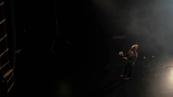 Cirkusz artis teszi a zsonglőrködés a színpadon. - Felvétel, videó