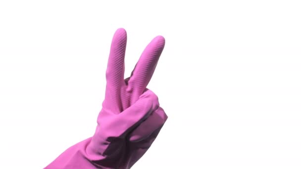 Καθαριστικό χεριών σε μωβ καουτσούκ γάντι χειρονομώ νίκη σε λευκό φόντο - Πλάνα, βίντεο