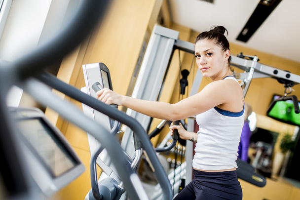 Young woman in the gym - Foto, afbeelding