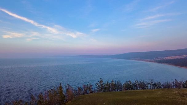 Oroszország, Lake Baikal, Olkhon Island, naplemente, kis tengeri öbölre. Cape Sagan-Khushun, a Drone  - Fotó, kép
