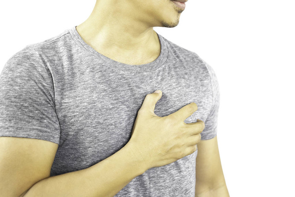 Mann Hand hält seine Brust mit Herzschmerzen isoliert in Clipping Pfad. - Foto, Bild