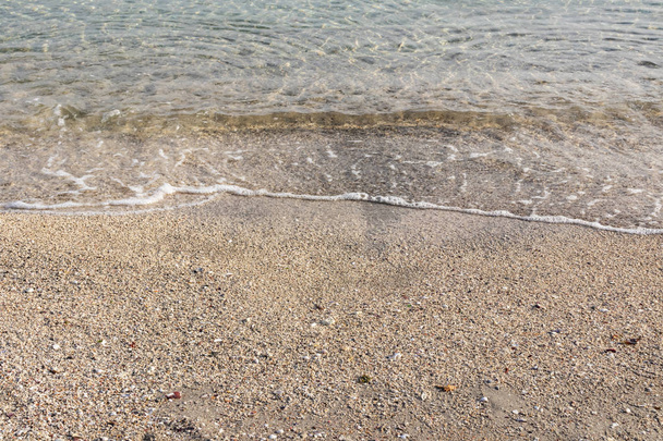 bord de mer et sable avec des vagues côtières
 - Photo, image