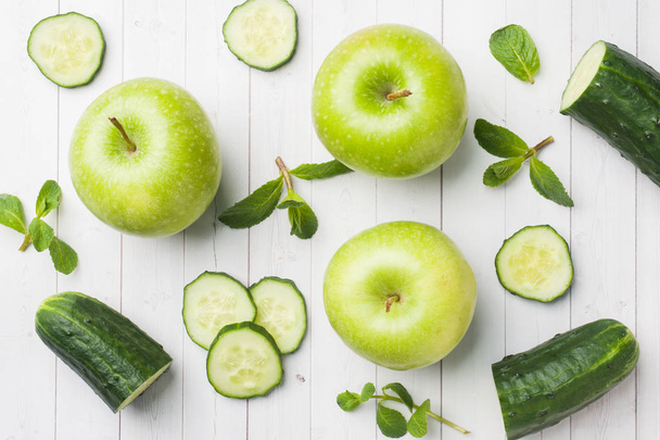 Ogórek zielony miętowy Apple na stole. Pojęcie diety i wegetarianizm. Miejsce. - Zdjęcie, obraz