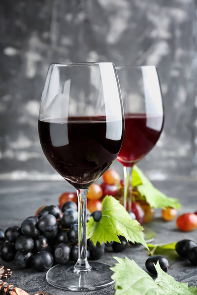 Szklanki wina i świeżych winogron na stole - Zdjęcie, obraz