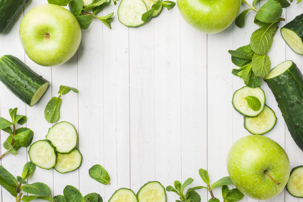 Μέντα πράσινο αγγούρι Apple πάνω στο τραπέζι. Η έννοια της διατροφής και της χορτοφαγίας. Χώρο αντίγραφο. - Φωτογραφία, εικόνα