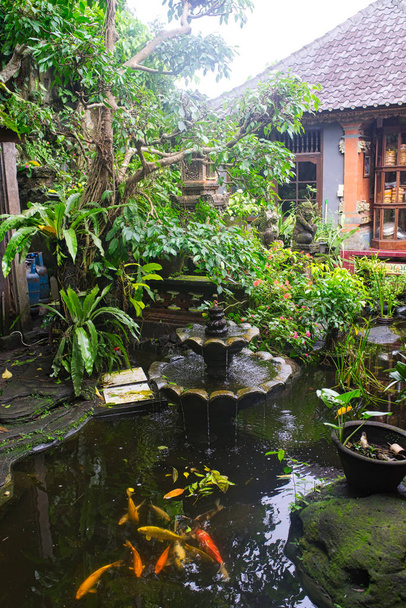 der wunderschöne versteckte Brunnen im Garten von Ubud - Foto, Bild