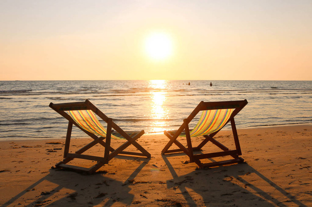 Cadeira de praia na praia tropical ao pôr do sol
 - Foto, Imagem