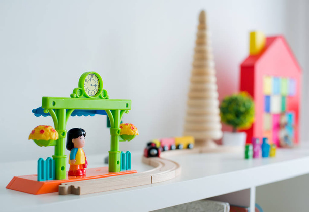 Dziecięcy pokój zabaw z plastikowymi kolorowymi blokami edukacyjnymi zabawek. - Zdjęcie, obraz