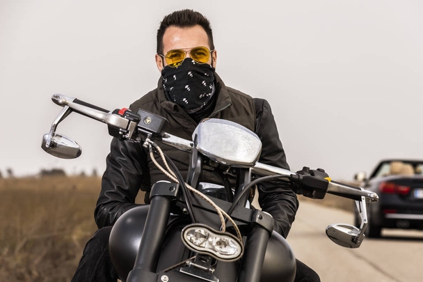  Hombre guapo en una motocicleta clásica negro
 - Foto, Imagen