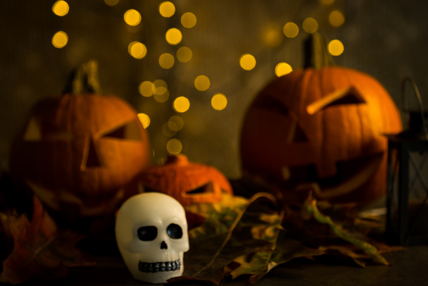 Calabazas anaranjadas aterradoras con fuego de vela. concepto de celebración de Halloween
. - Foto, Imagen