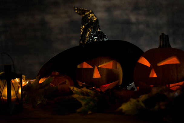Calabaza naranja aterradora con fuego de vela. concepto de celebración de Halloween
. - Foto, Imagen