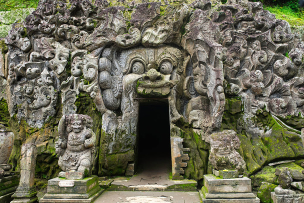 Vchod do chrámu Goa ' ajah. Goa ' ajah neboli sloní jeskyně se nachází na ostrově Bali nedaleko Ubud v Indonésii. Postaven v 9. století, sloužil jako útočiště - Fotografie, Obrázek