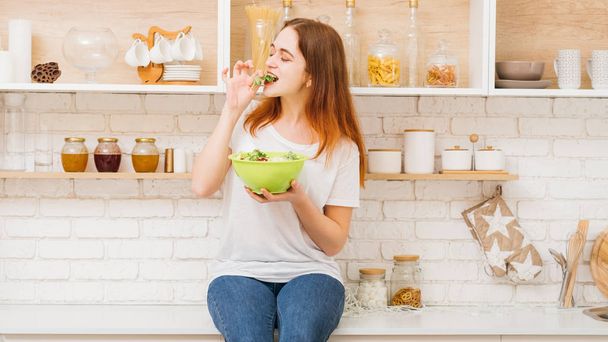 terveellinen ravitsemus tasapainoinen ruokavalio ruoka nainen salaatti
 - Valokuva, kuva