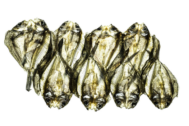 pescado seco salado sobre fondo blanco
 - Foto, Imagen