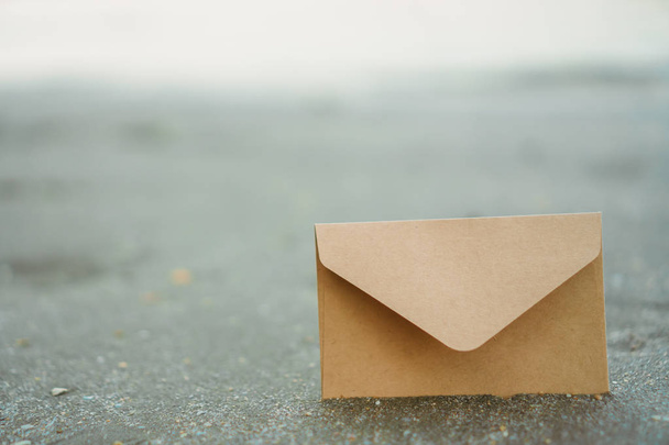 birçok od zarf ima kum doku arka plan üzerinde posta göndermek için. - Fotoğraf, Görsel