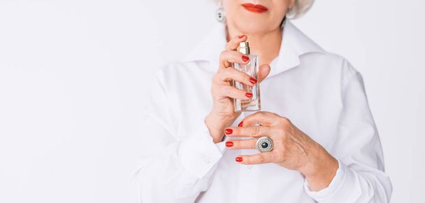 Elegance koku üst düzey kadın parfüm şişesi - Fotoğraf, Görsel