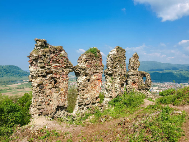 Ruinas de muralla defensiva de la fortaleza medieval. Khust, Ucrania
 - Foto, imagen