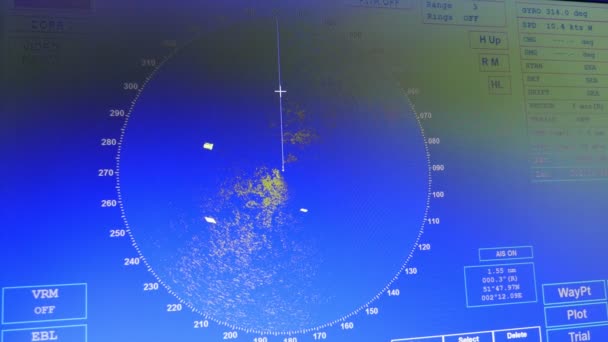 Wyświetlacz PC działa jak żwawy Radar z wieloma plamami i tekstami na statku Cargo widok Sci-Fi usprawnionego radaru wyglądającego jak nowy niebieski monitor z trzony tekstów i liczb i obracająca się linia pozostawiając wiele białych punktów  - Materiał filmowy, wideo