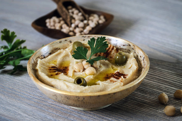 хумус со свежим горохом и петрушкой, традиционный Левантийский соус
 - Фото, изображение