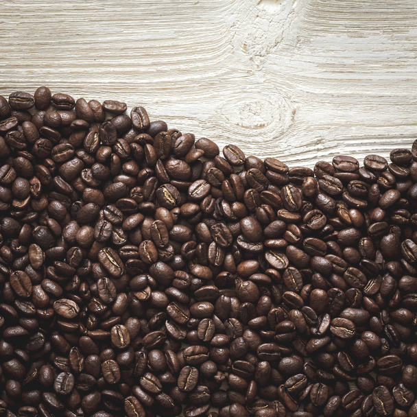 Primer plano de granos de café sobre fondo de madera
 - Foto, Imagen