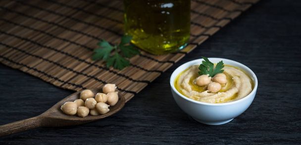 hummus with fresh chickpeas and parsley, traditional Levantine dip - Фото, изображение