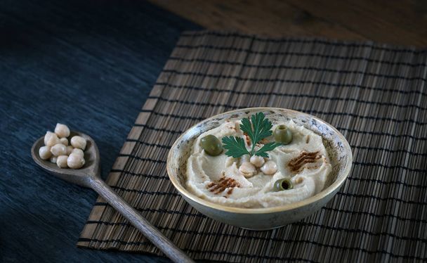 Hummus z ciecierzycy świeże i pietruszka, tradycyjne Lewantyńskim dip - Zdjęcie, obraz