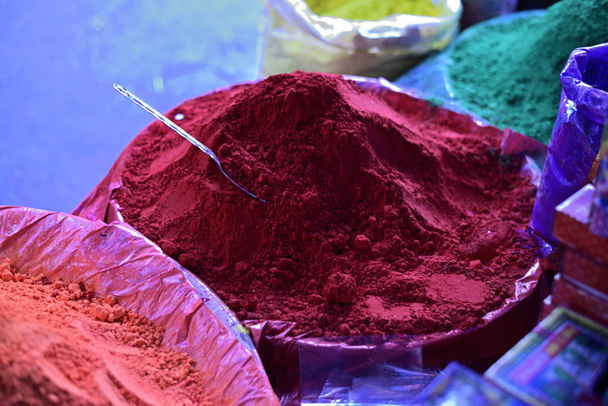 Έκθεμα πολύχρωμο σκόνη για πωλούν στο κατάστημα κατά τη διάρκεια του Φεστιβάλ χρώμα - Φωτογραφία, εικόνα