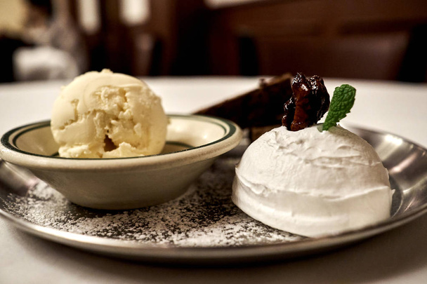Jälkiruoka valikoituja jäätelöä päällä suklaa pekaanipähkinä lautasella sprinkeld sokeri jauhe
. - Valokuva, kuva