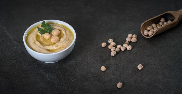 хумус со свежим горохом и петрушкой, традиционный Левантийский соус
 - Фото, изображение