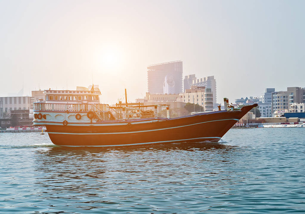 Abra łodzie turystyczne nad kanałem Dubai, Uae starego miasta - Zdjęcie, obraz