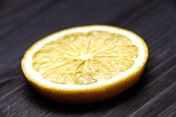 A slice of lemon close up - Φωτογραφία, εικόνα