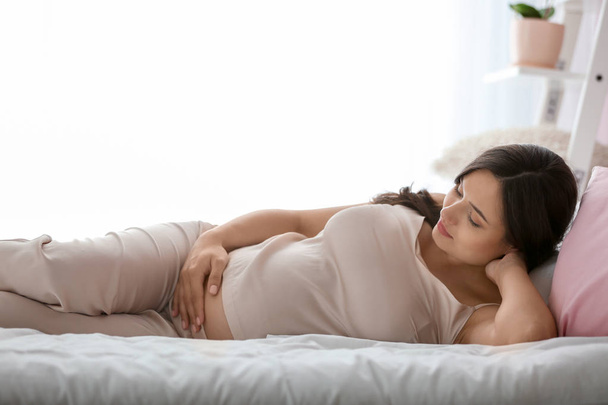 Beautiful pregnant woman lying on bed - Zdjęcie, obraz
