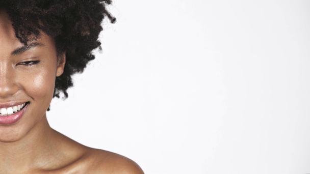 обнаженная брюнетка африканская американка смотрит в камеру и улыбается на белом
  - Кадры, видео