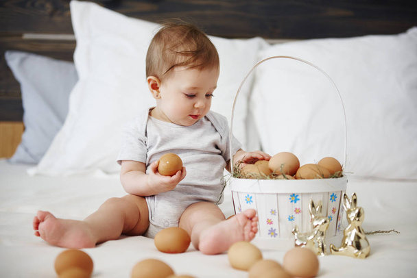 Dítě dát vejce do košíku velikonoční  - Fotografie, Obrázek