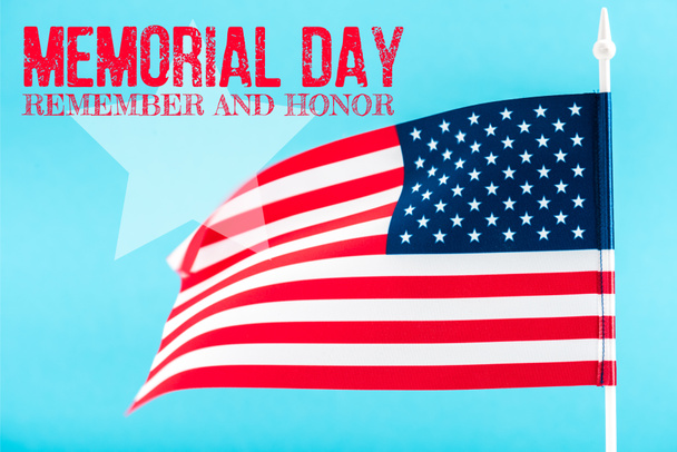 Americká vlajka s pamětní den, nezapomeňte a ctít izolované na modrý nápis  - Fotografie, Obrázek