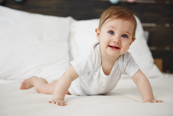 Muotokuva vauva indeksoi sängyllä
  - Valokuva, kuva