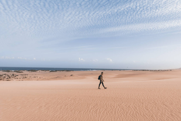 man walking outdoors in Fuerteventura, Spagna
 - Foto, immagini