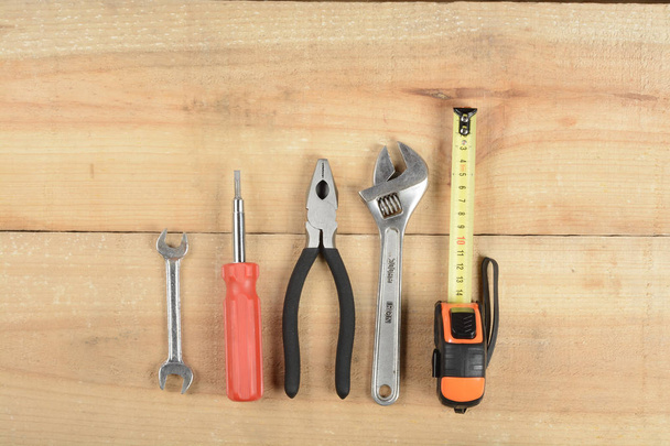 Erilaisia työkaluja puinen tausta - Valokuva, kuva