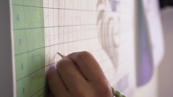 Close-Up of a Pen Writing on a Board. Acciones. Formación empresarial. Mujer dibuja un plus en la Junta
 - Metraje, vídeo