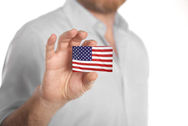 Üzletember gazdaság üzleti kártyát Usa zászló - Fotó, kép