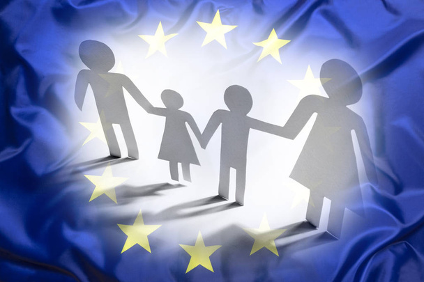 Семья с двумя детьми в Европе, бумажные цифры
 - Фото, изображение