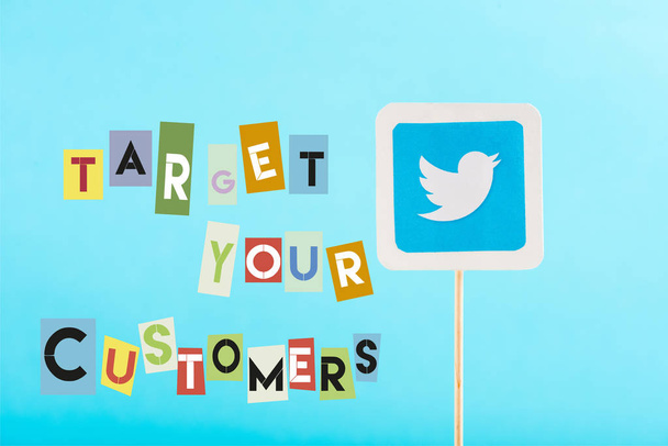 cartão com logotipo do Twitter e segmentar seus clientes lettering isolado em azul
 - Foto, Imagem