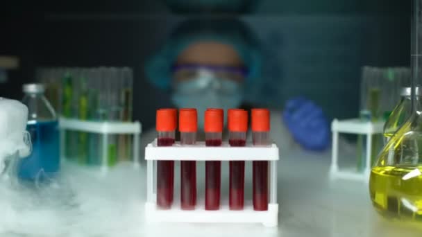 Tutkija ottaa putkia veriseerumilla jääkaapista, kantasoluanalyysi
 - Materiaali, video