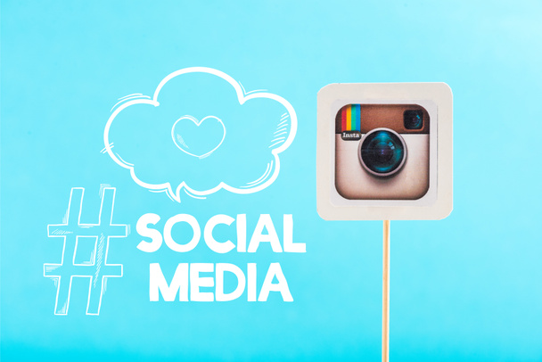 card with instagram logo and social media lettering isolated on blue - Foto, Imagem
