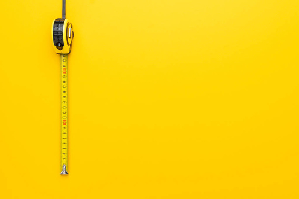 tape measure on the yellow - Foto, Imagen